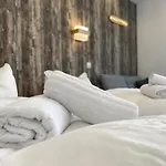 Charming Apartment - Balcony - Wifi - Kitchen